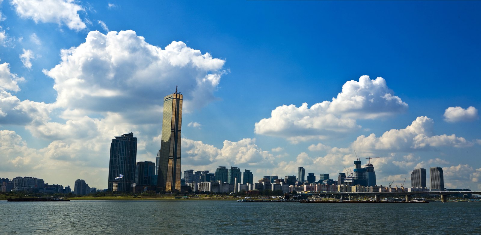 Seoul skyline and the Han River in daylight